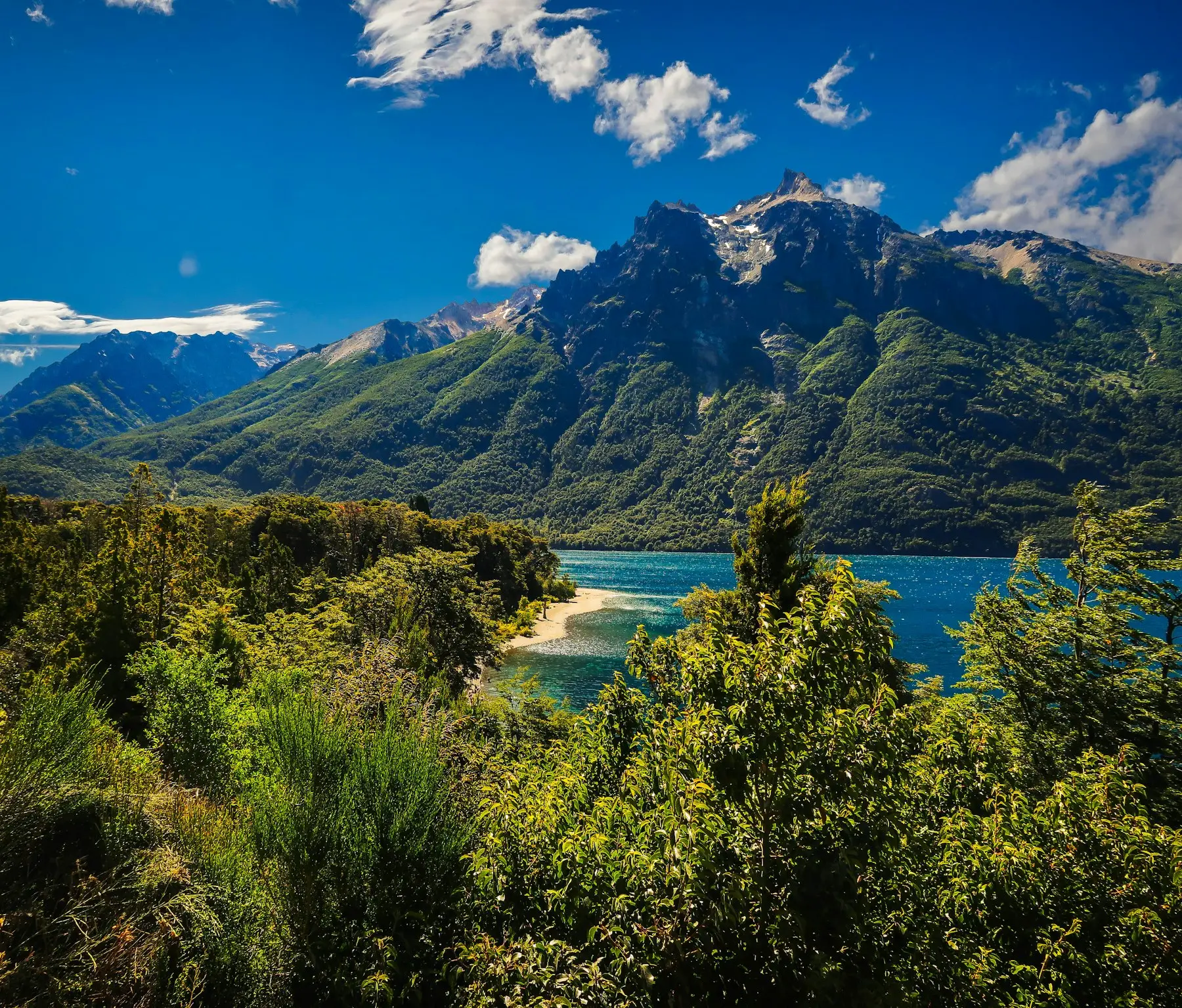 Lago e montanhas na região de Bariloche