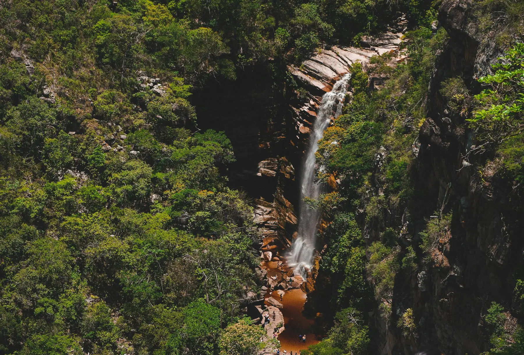 Cachoeira em meio à mata na Chapada Diamantina