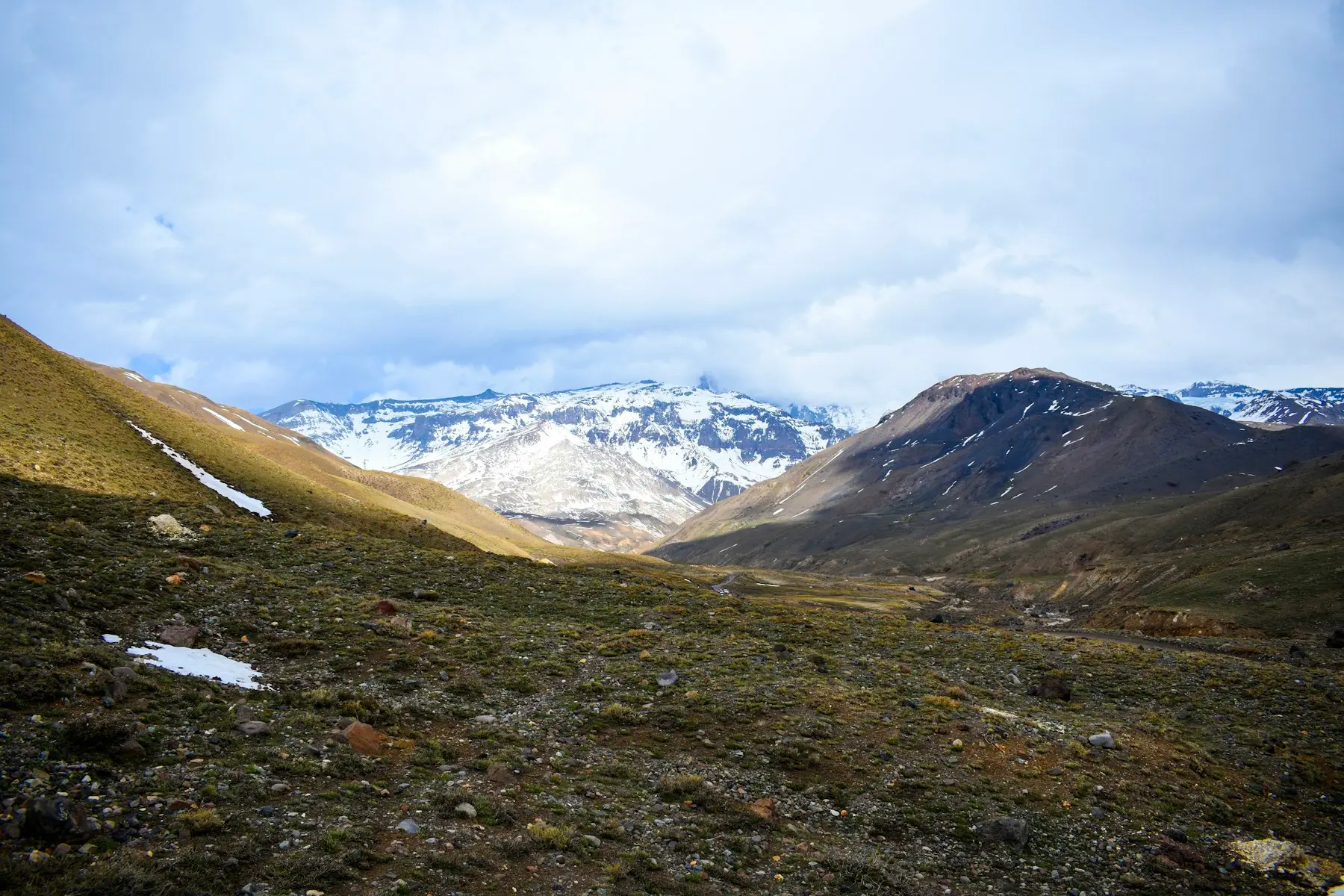 Montanhas cobertas de neve nos Andes