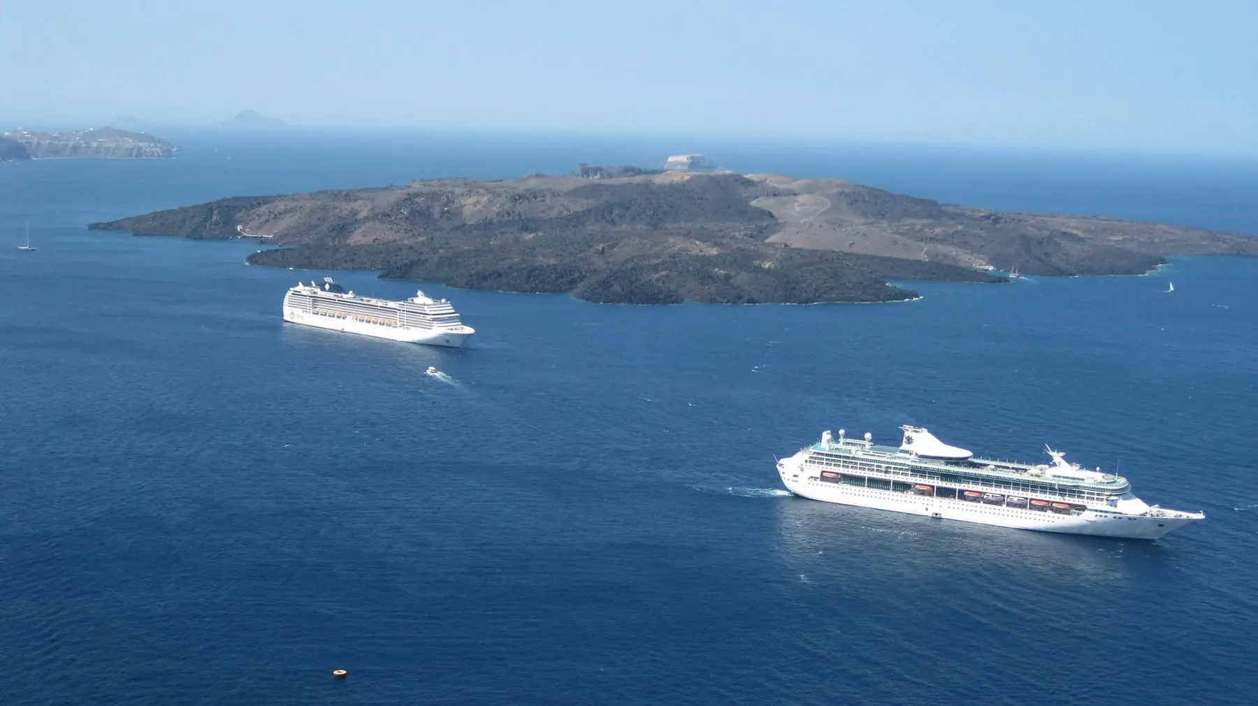 Navios de cruzeiro no mar perto de Santorini, na Grécia