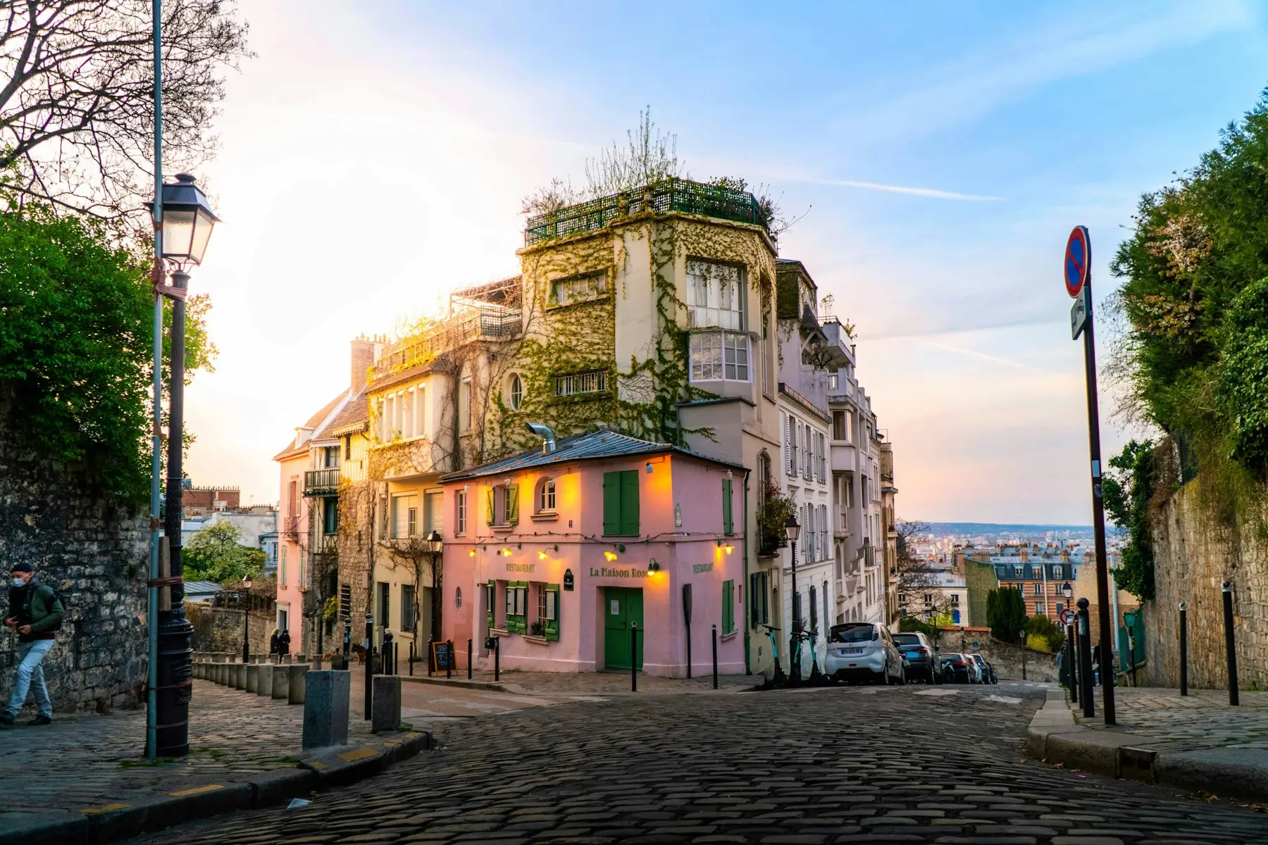 Rua europeia no fim da tarde
