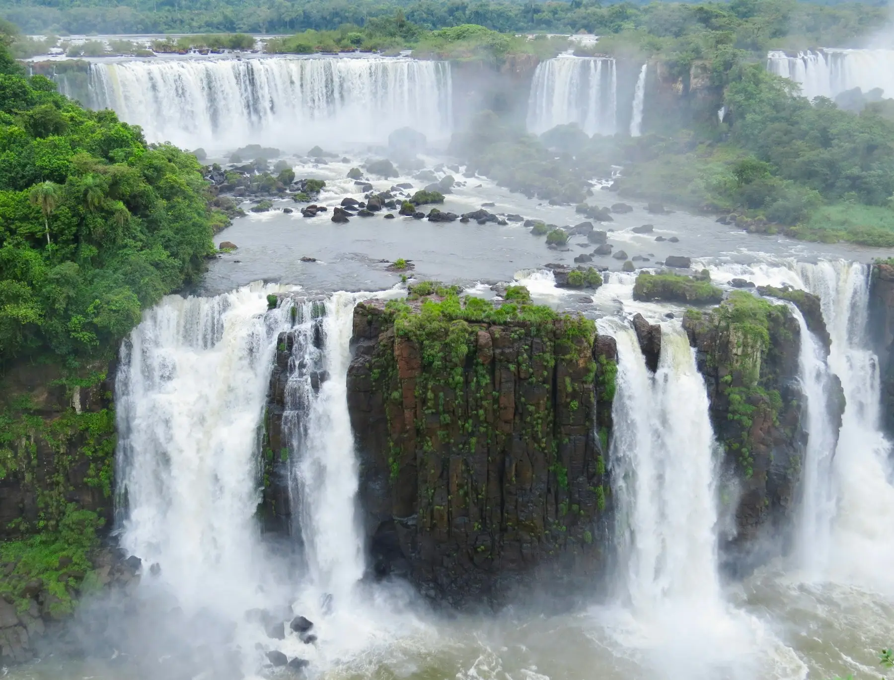 Quedas de água em meio à mata nas Cataratas do Iguaçu