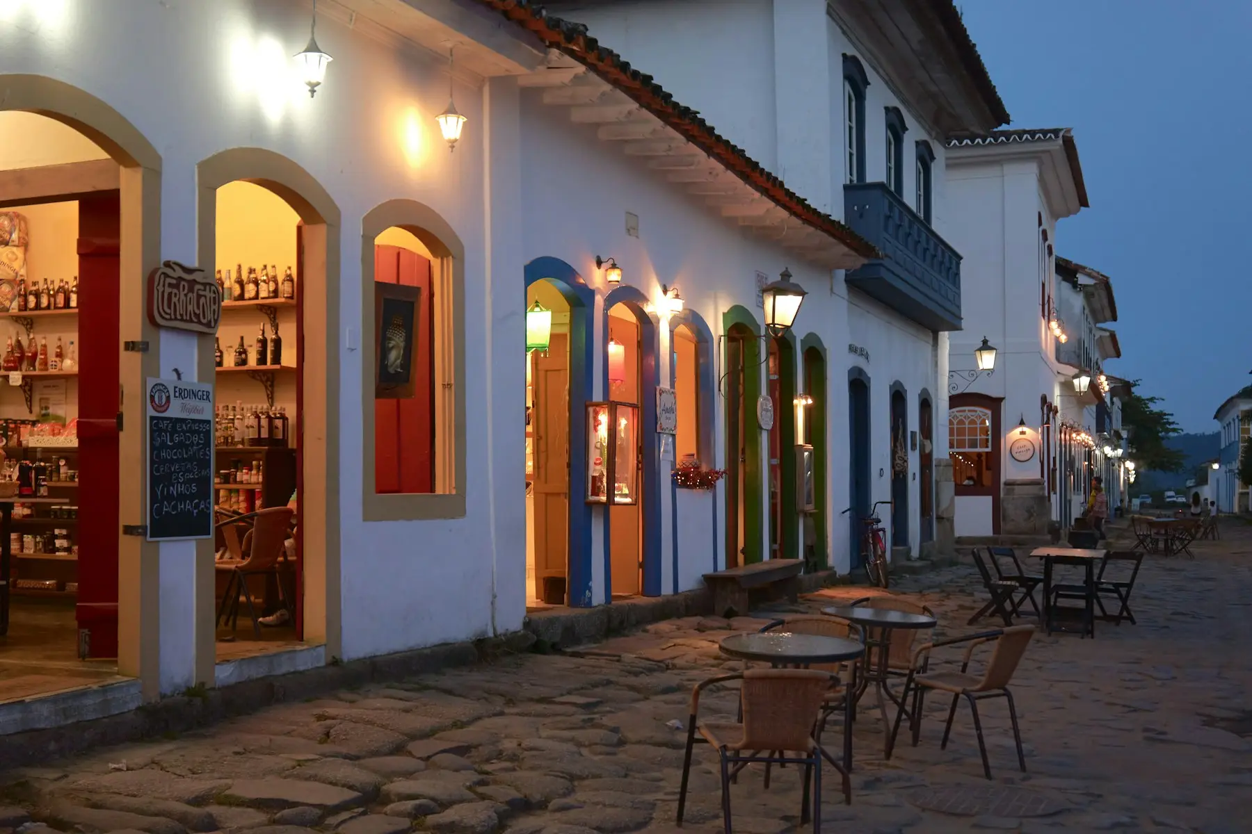 Rua de pedra com mesas na serra gaúcha