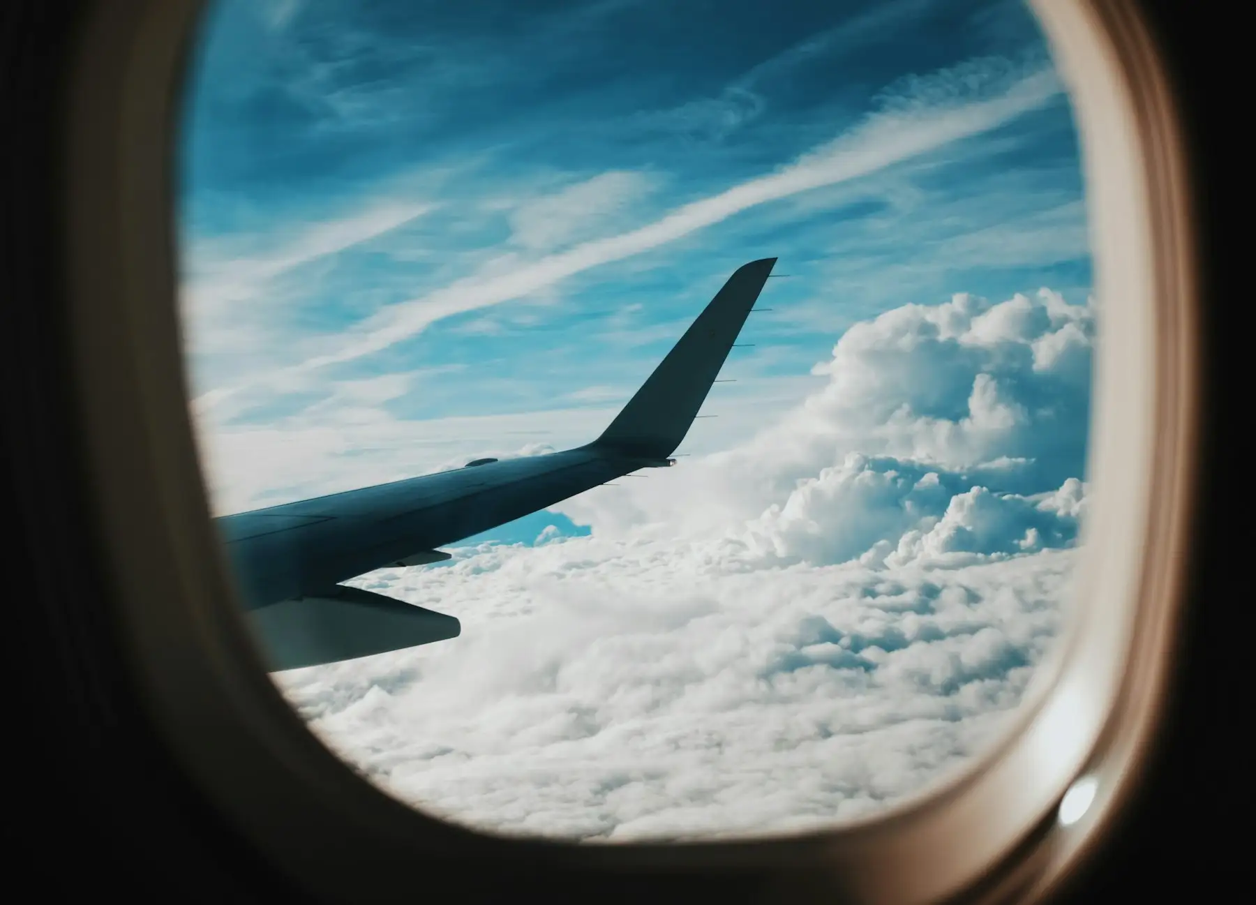 Asa do avião vista da janela, acima das nuvens