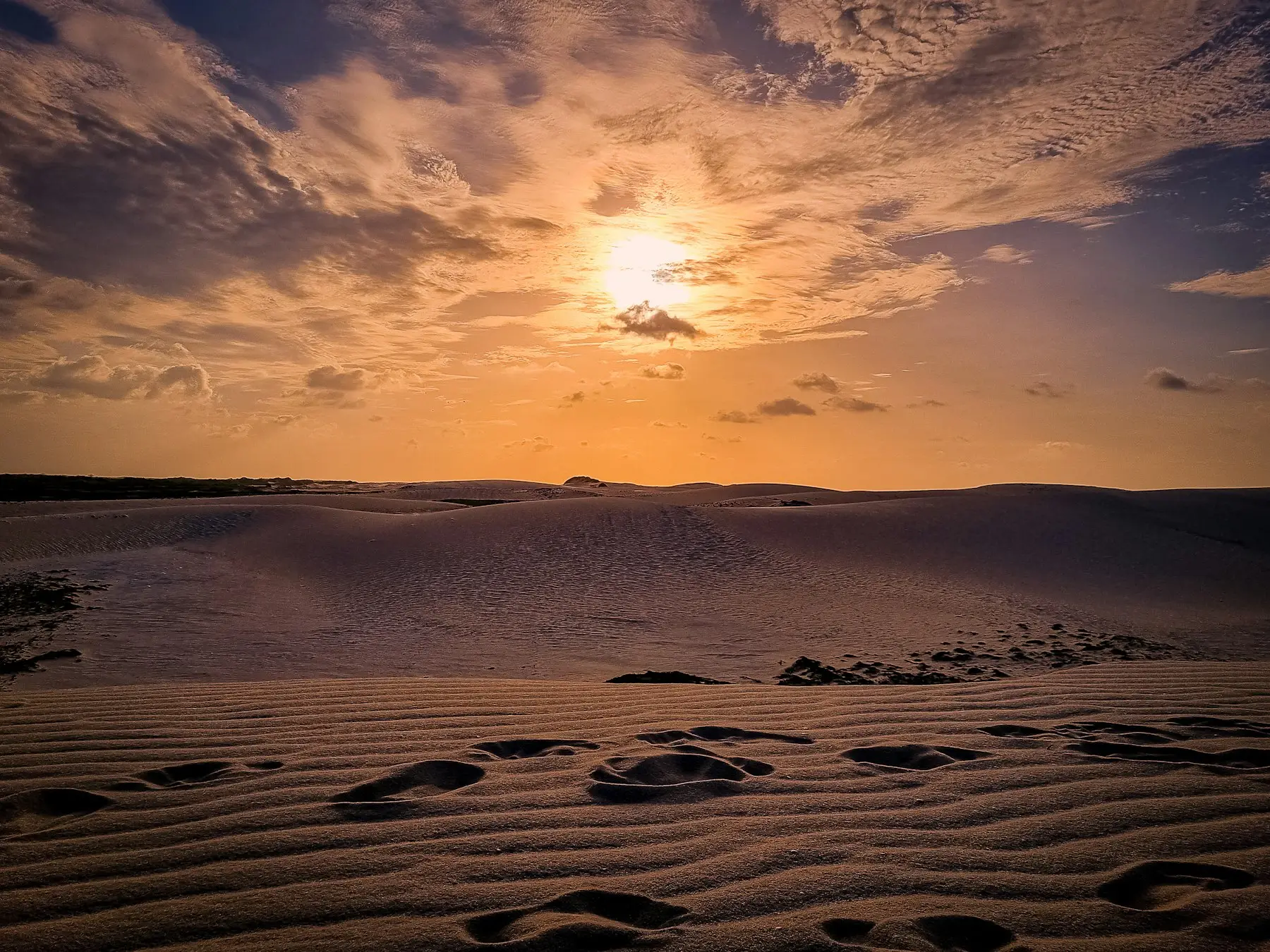 Pôr do sol sobre as dunas de Jericoacoara