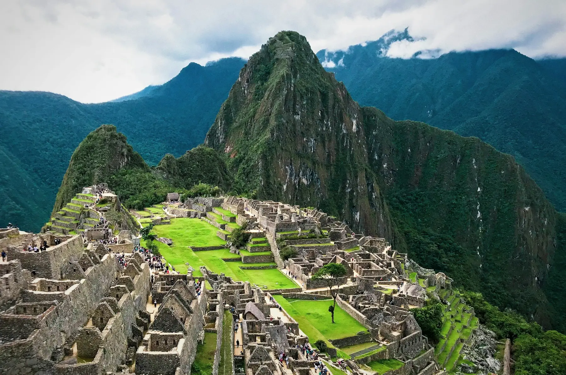 Ruínas de Machu Picchu entre as montanhas