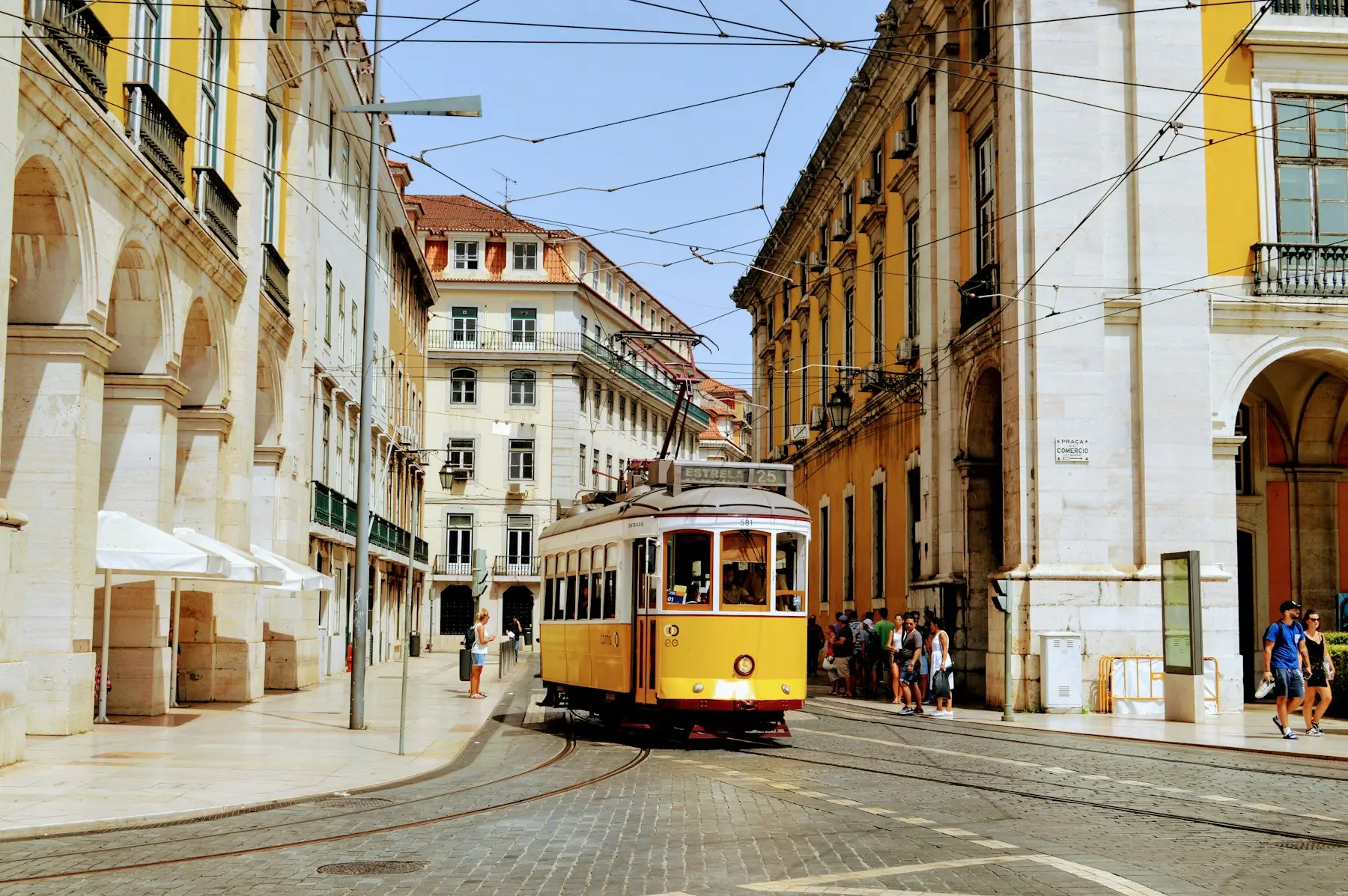 Bondinho amarelo em uma rua de Lisboa