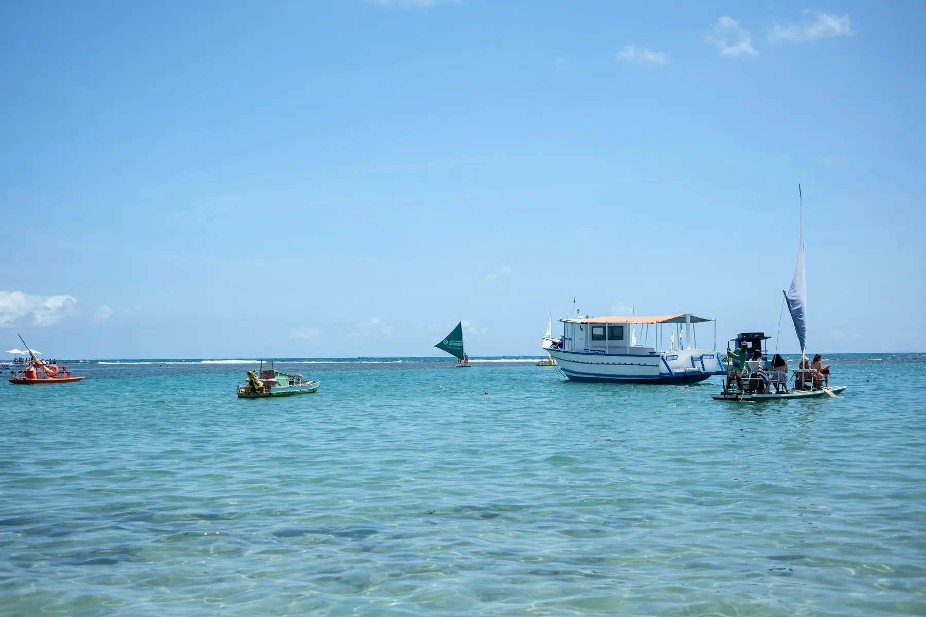 Jangadas ancoradas em mar raso no Nordeste