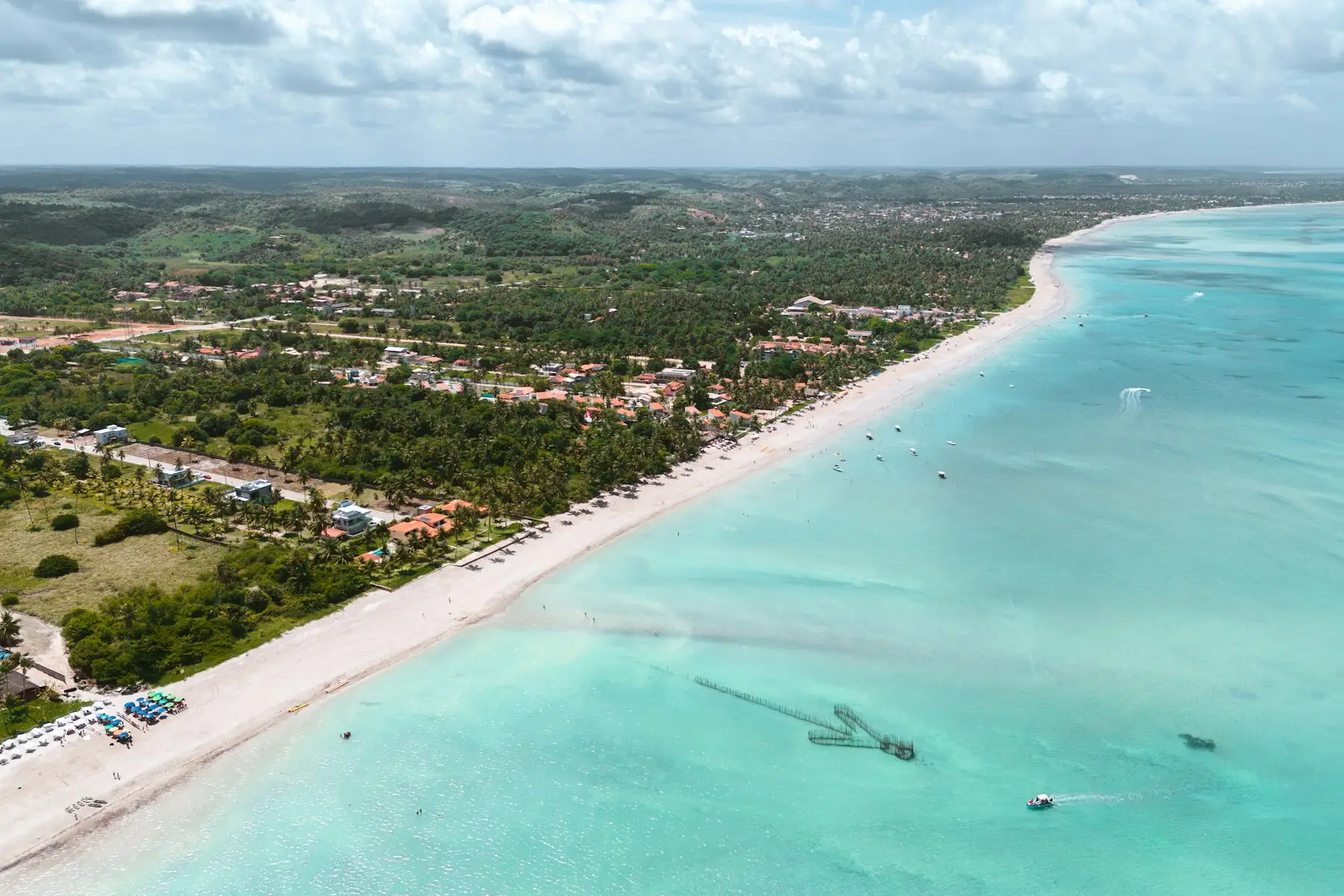 Vista aérea de praia e mar no litoral do Nordeste