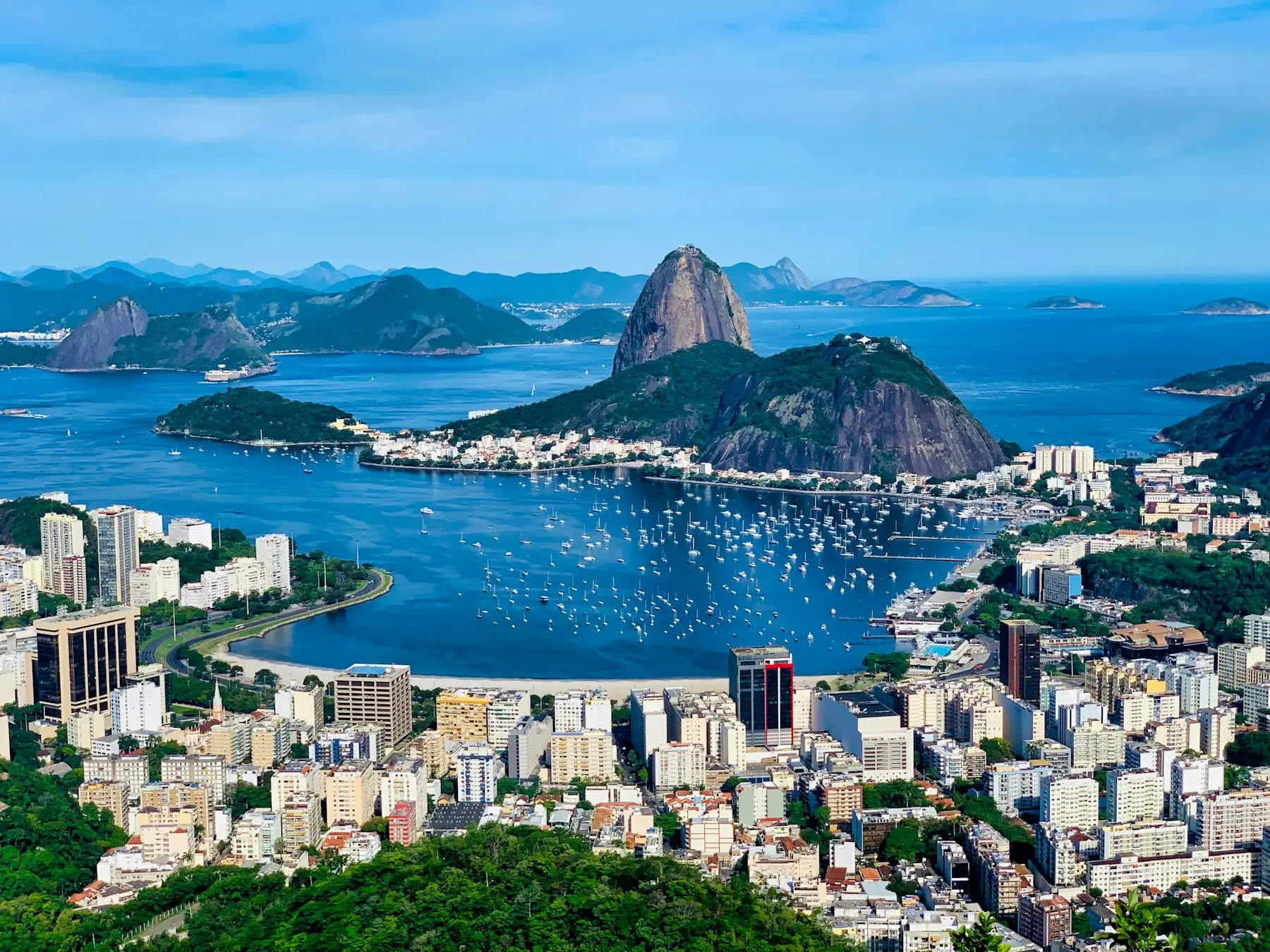 Morro e enseada no Rio de Janeiro
