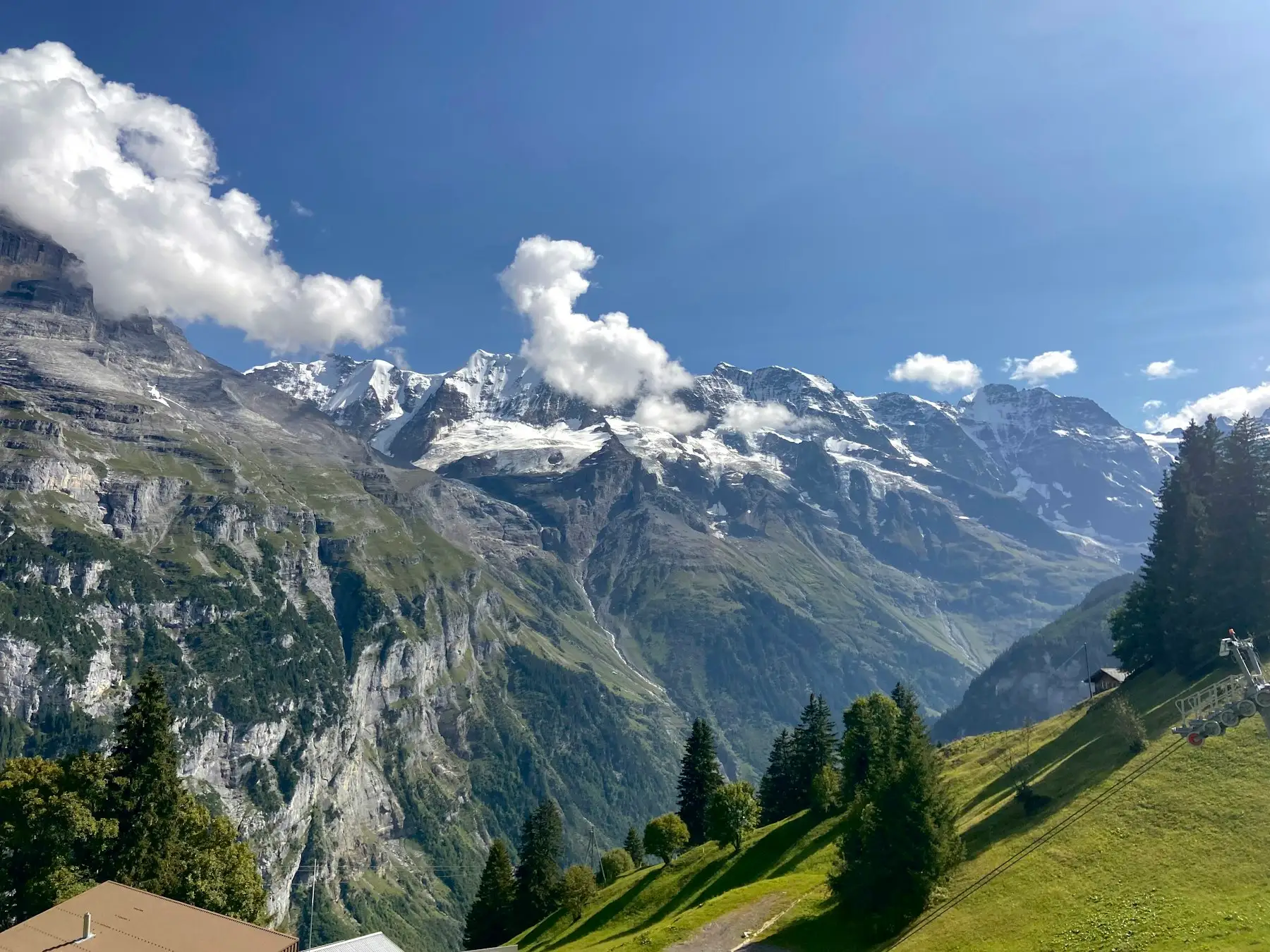Vilarejo entre montanhas nos Alpes suíços