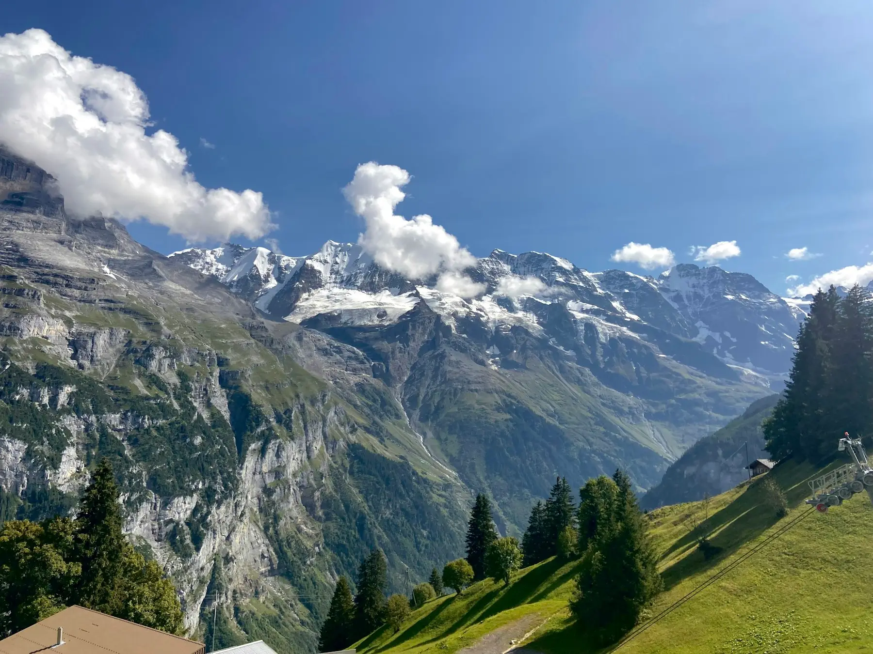 Vilarejo entre montanhas nos Alpes suíços